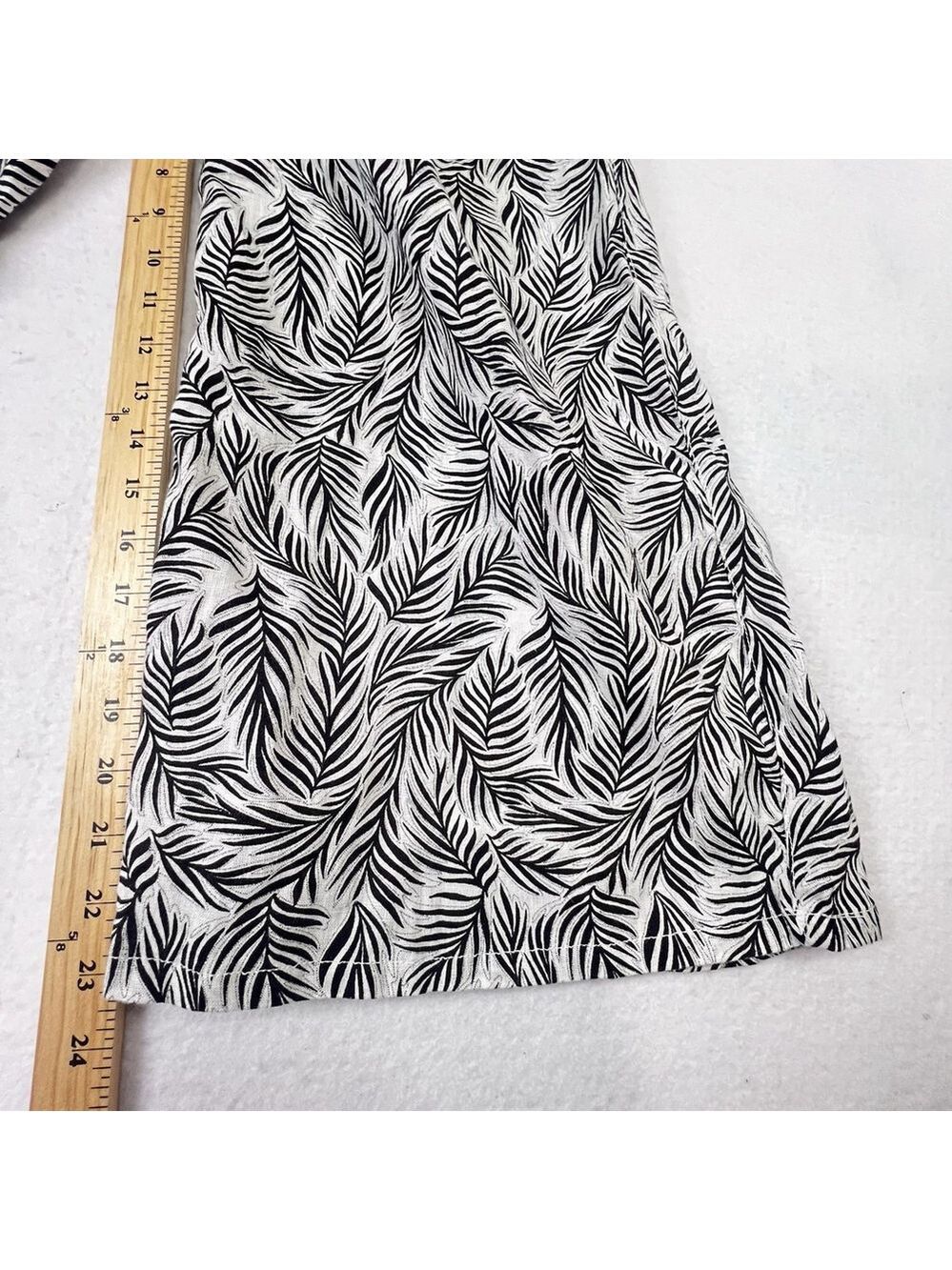 Tahari Wide Leg Crop Pants Black White 100% Linen Large Leaf Pull On Tropical - Picture 9 of 10